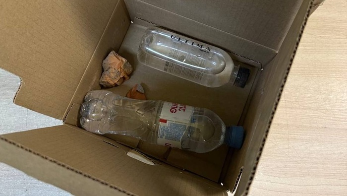 Парню вместо двух айфонов прислали воду и камушки