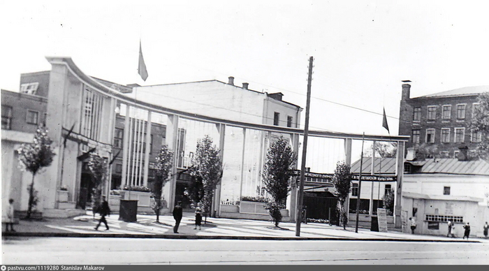 Вход в парк со стороны Таганской улицы, 1934-1936. С сайта <!--noindex--><a href="https://pikabu.ru/story/istoriya_parka_moskvyi_kotoryiy_postroili_na_meste_kladbishcha_12433699?u=http%3A%2F%2Fwww.pastvu.com&t=www.pastvu.com&h=3a9dc09f3a362ad923b8078d477795b9581f7c33" title="http://www.pastvu.com" target="_blank" rel="nofollow noopener">www.pastvu.com</a><!--/noindex-->.