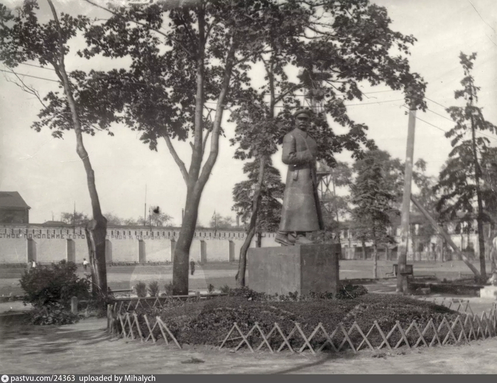 Памятник И.В. Сталину в Таганском парке, 1937. С сайта <!--noindex--><a href="https://pikabu.ru/story/istoriya_parka_moskvyi_kotoryiy_postroili_na_meste_kladbishcha_12433699?u=http%3A%2F%2Fwww.pastvu.com&t=www.pastvu.com&h=3a9dc09f3a362ad923b8078d477795b9581f7c33" title="http://www.pastvu.com" target="_blank" rel="nofollow noopener">www.pastvu.com</a><!--/noindex-->.