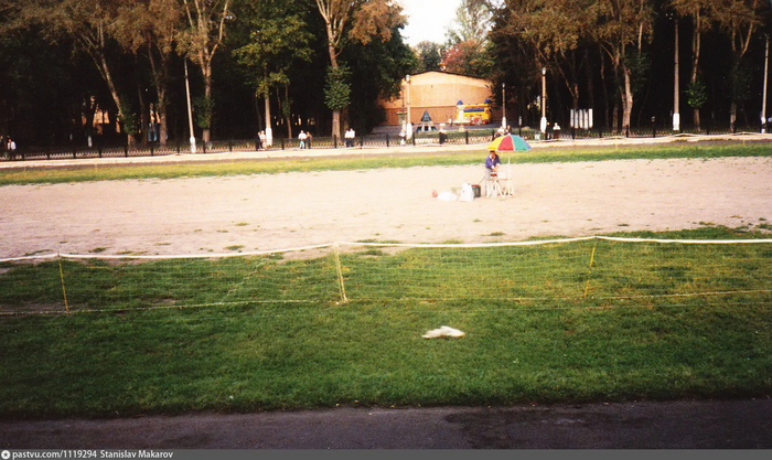 Футбольное поле в парке, 1996. Тогда тут проводили собачьи бега. С сайта <!--noindex--><a href="https://pikabu.ru/story/istoriya_parka_moskvyi_kotoryiy_postroili_na_meste_kladbishcha_12433699?u=http%3A%2F%2Fwww.pastvu.com&t=www.pastvu.com&h=3a9dc09f3a362ad923b8078d477795b9581f7c33" title="http://www.pastvu.com" target="_blank" rel="nofollow noopener">www.pastvu.com</a><!--/noindex-->.