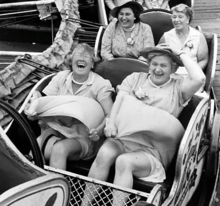 Archive photo... - The photo, England, The park, Attraction, 1956, Women, Laughter (reaction), Upskirt