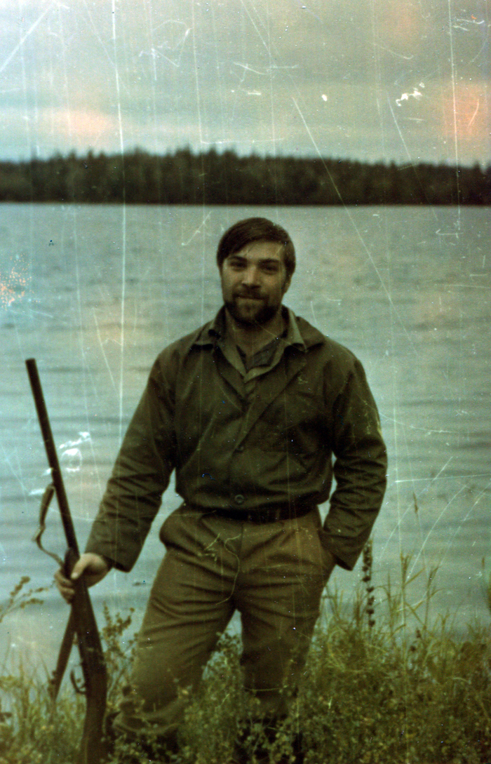 Какой же геолог не любит сфотографироваться с ружьём! Это фото сделано как раз на Кафтанниковых озёрах.