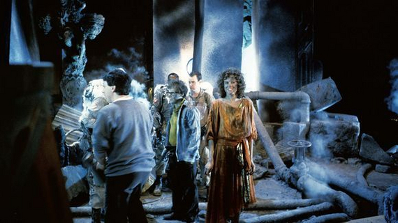 Он был так впечатлён её креативным подходом, что утвердил Уивер на роль без раздумий