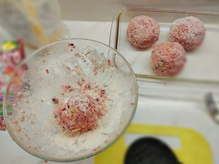 Также сами шарики стоит тоже обвалять в муке