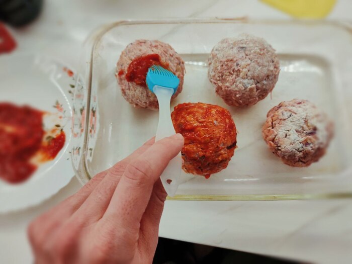 Процесс нанесения соуса на тефтели