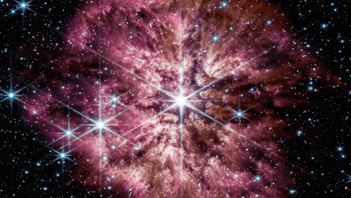 Пример превращения гигантской звезды WR 124 в сверхновую (изображение получено телескопом «Джеймс Уэбб»).