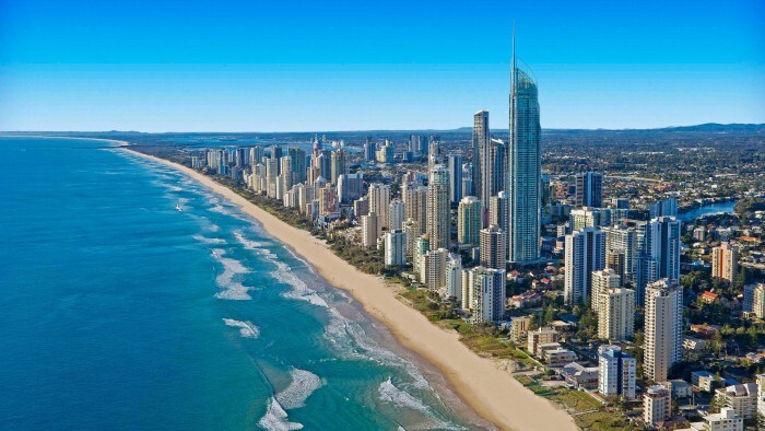 тут сёрфит Санта