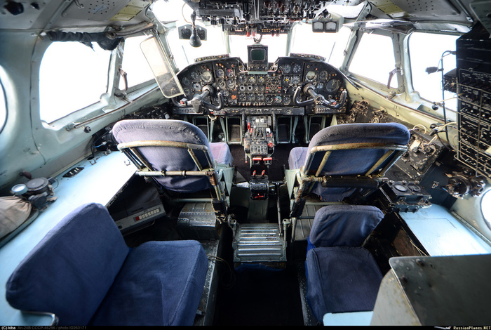 В кабине Ан-24. Автор: kiba, источник: <!--noindex--><a href="https://pikabu.ru/story/posadka_v_nikuda_katastrofa_an24b_v_sovetskom_12445532?u=https%3A%2F%2Frussianplanes.net%2Fid263171&t=https%3A%2F%2Frussianplanes.net%2Fid263171&h=723fda81bca517e22ef975494c9f5eb179625d4f" title="https://russianplanes.net/id263171" target="_blank" rel="nofollow noopener">https://russianplanes.net/id263171</a><!--/noindex-->