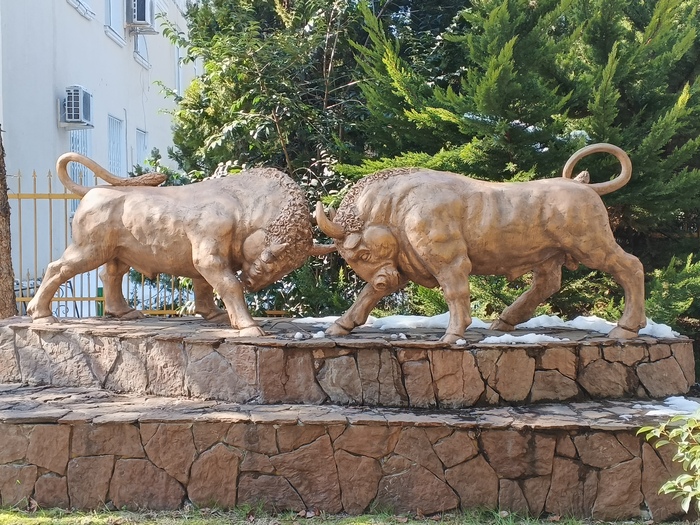 Эта композиция находится возле здания суда, сгоревшего в прошлом году. Видимо это был не самый справедливый суд. Сейчас активно отстраивается. Может новый будет лучше...