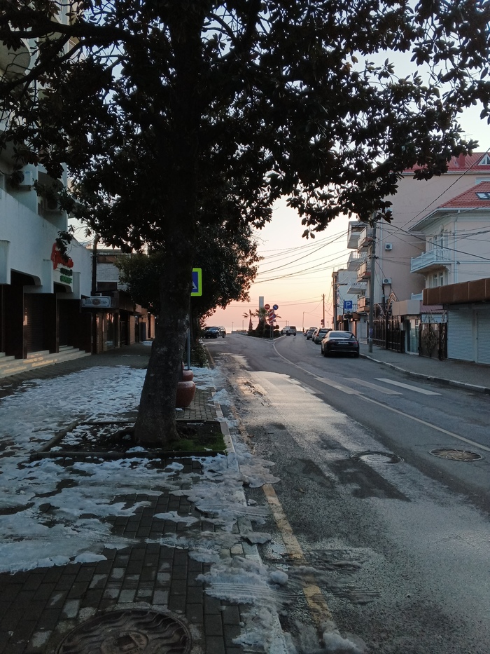 Видим розовые оттенки на небе, начинается закат.