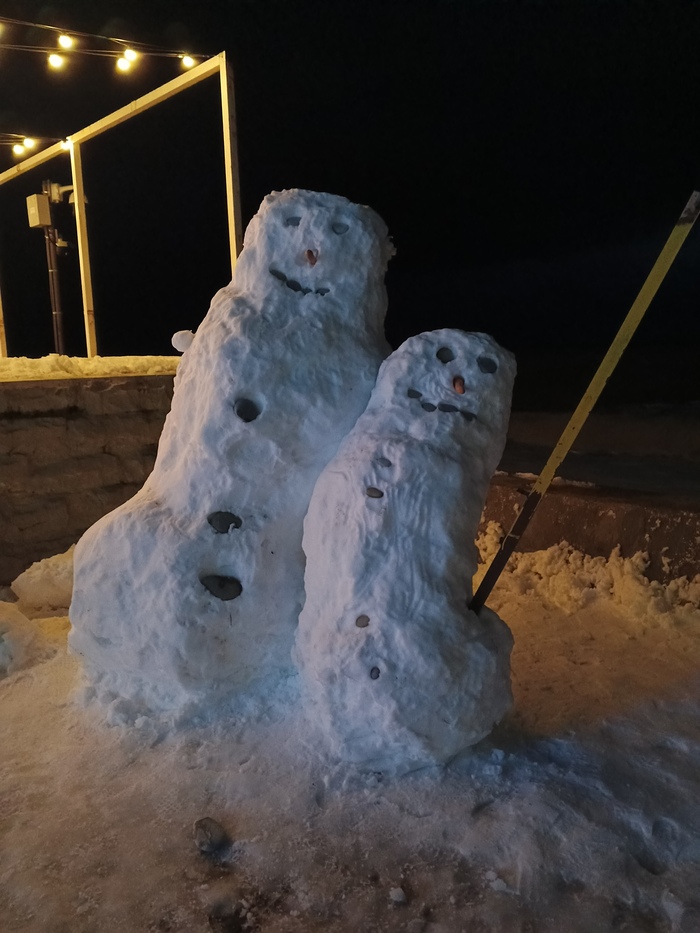 Два веселых снеговика кто-то слепил на пляже возле кафе после снегопада 24 февраля.