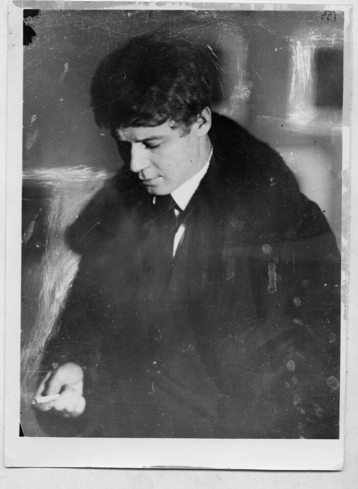 С.А. Есенин в шубе и с сигаретой. Москва, 1923 г.