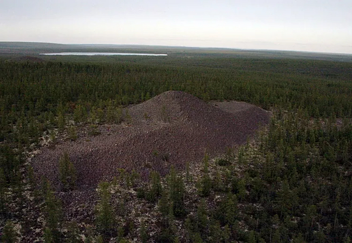 Загадочный бугор в Долине смерти, обнаруженный в 2008 году исследователями Е. Трошиным и С. Антоновым