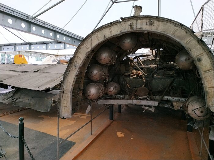 Самолет мог нести до 3629 кг бомб.