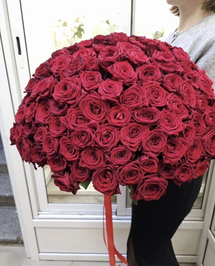 Сфотографировал, чтобы посоветоваться с мамой. Она лучше понимает, норм или не норм цветок. Для меня любая роза красивая.