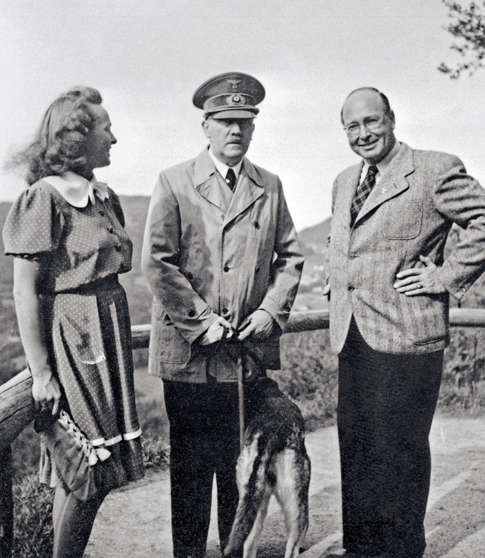 Шрайбер и его жена Аннелиз, позже известная как Глория, навещают Гитлера в его горной резиденции в Оберзальцберге, Бавария, 1943 год. Фото Генриха Гофмана.