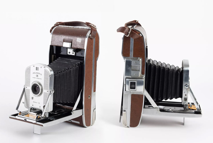 Первая камера Polaroid, Land Model 95, была выпущена в 1948 году.
