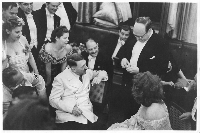 Шрайбер выступает перед Адольфом Гитлером в Фюрербау в Мюнхене во время празднования Дня немецкого искусства, 1939 год. Courtesy Stiftung Zauberkunst, Nottuln.