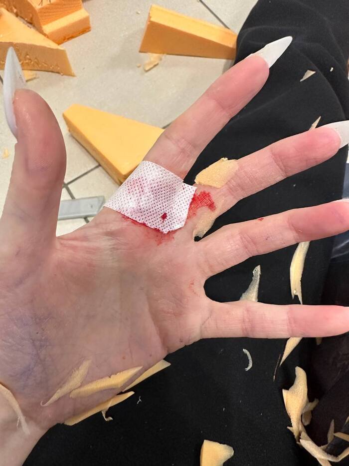 Нож соскочил.