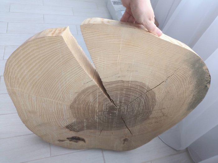 Сейчас выглядит вот так, ещё чуть-чуть выгнуло, и край начал плесневеть. Выглядит не очень, на самом деле совсем не критично.