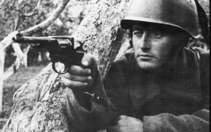 Военнослужащий Красной Армии, вооруженный револьвером Нагана.