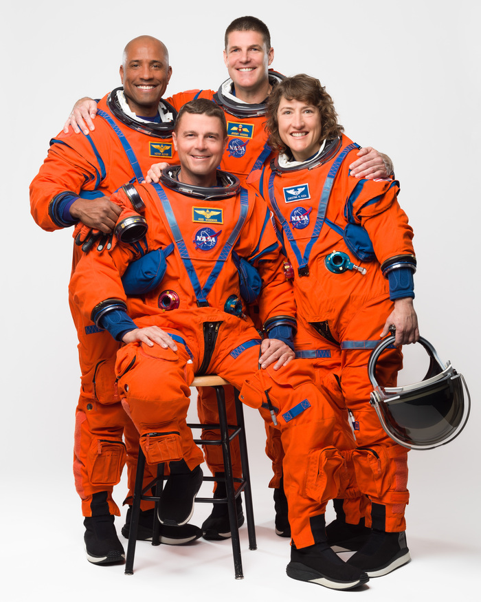 Слева направо: Виктор Гловер (пилот), Джереми Хансен (специалист по миссии), Рид Уайзман (командир) и Кристина Кох (специалист по миссии). Фото: NASA