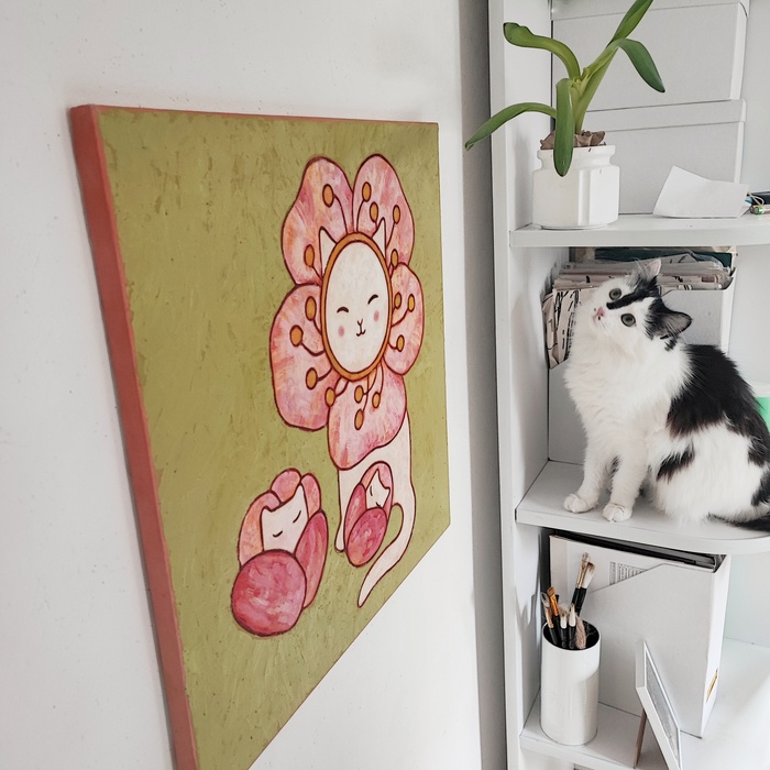 Весенние котята. Изольда 8 месяцев и картина с кошкой яблоней