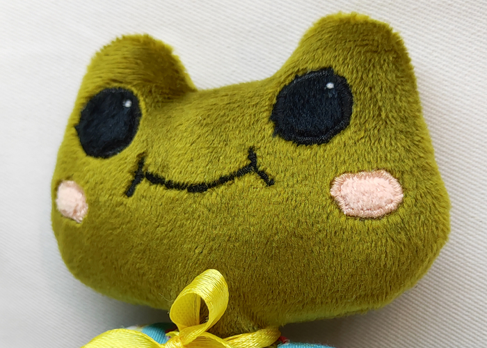 тело, вставки (глаз, щёк) - из плюша минки; блик и контуры на лице вышиты на швейной машинке