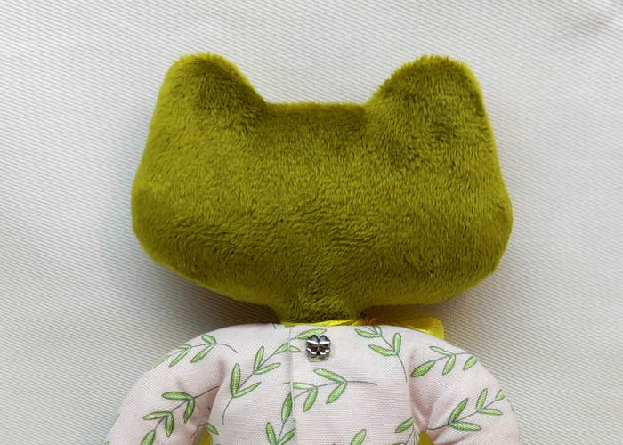 платье полностью снимается, с обратной стороны есть рабочая пуговка в 6 мм