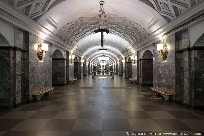 Станция "Курская" Арбатско-Покровской линии, 2021. Фото отсюда: <!--noindex--><a href="https://pikabu.ru/story/stantsiya_moskovskogo_metro_kurskayaradialnaya_zagadki_i_lyubopyitnyie_faktyi_12455632?u=https%3A%2F%2Fwww.metrowalks.com&t=https%3A%2F%2Fwww.metrowalks.com&h=6a7fa83a8db99ec64787921e3967011922c03dee" title="https://www.metrowalks.com" target="_blank" rel="nofollow noopener">https://www.metrowalks.com</a><!--/noindex-->