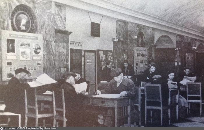 Филиал библиотеки на станции "Курская", декабрь 1941 года. Автор фото: С. Малов. С сайта <!--noindex--><a href="https://pikabu.ru/story/stantsiya_moskovskogo_metro_kurskayaradialnaya_zagadki_i_lyubopyitnyie_faktyi_12455632?u=http%3A%2F%2Fwww.pastvu.com&t=www.pastvu.com&h=3a9dc09f3a362ad923b8078d477795b9581f7c33" title="http://www.pastvu.com" target="_blank" rel="nofollow noopener">www.pastvu.com</a><!--/noindex-->.