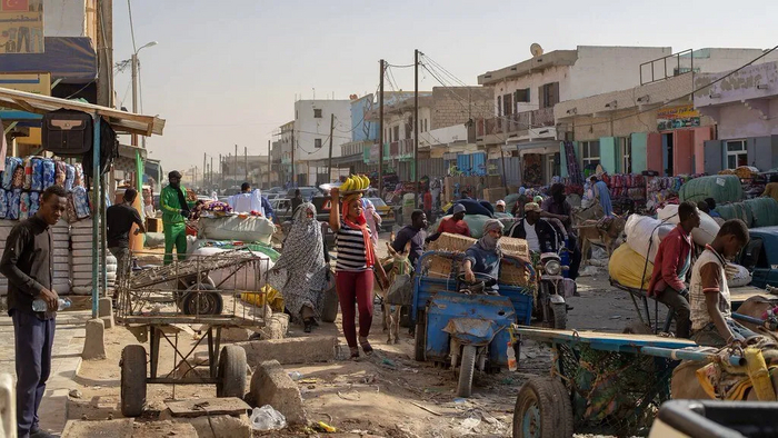 Мавритания — очень бедная и грязная страна, немногочисленные города в которой лишены какого-то благоустройства, но изобилуют грязью и мусором на улицах