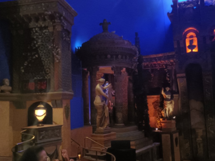 Вот эти статуи в греческом стиле особенно порадовали