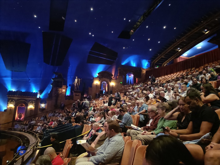 Как и синий потолок со звёздами