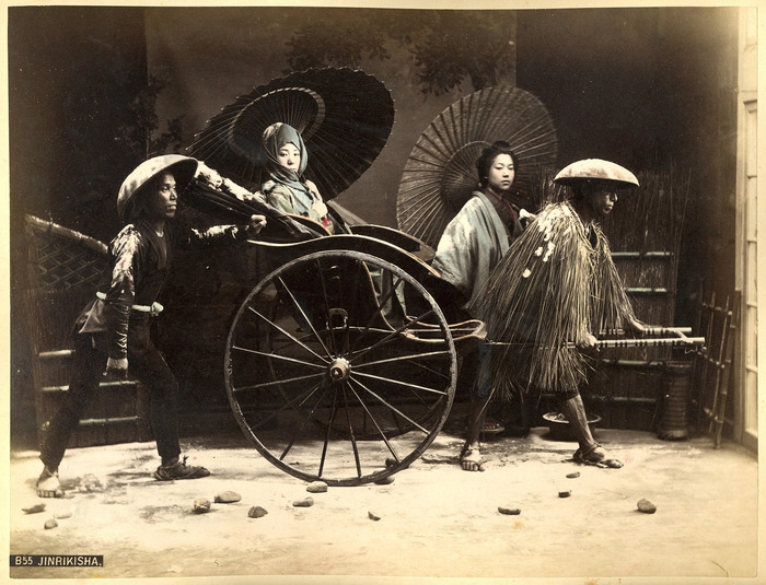 Рикша. Крашенная вручную японская альбуминовая фотография эпохи Мэйдзи (1868-1912). Фото с сайта: <!--noindex--><a href="https://pikabu.ru/story/nashi_yeksponatyi_plashchinakidki_12462857?u=http%3A%2F%2Fauction.ru&t=auction.ru&h=a1aa673a126a327a610caec8eabf7e7ba7fbfe6e" title="http://auction.ru" target="_blank" rel="nofollow noopener">auction.ru</a><!--/noindex-->.