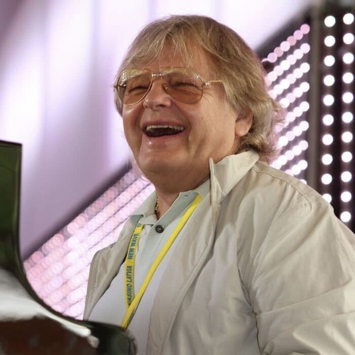 Захотелось послушать альбомы Юрия Антонова на Яндекс Музыке. А их там нет ни одного. Как же так? Печалька ((((