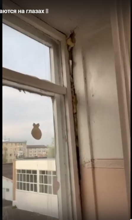 А из окна виднеется спортзал. Там стоят пластиковые окна, ремонт какой-то случался. но его. судя по тому что завхоз учитель музыки, контролировать было некому, коли потом стены пошли в пляс.