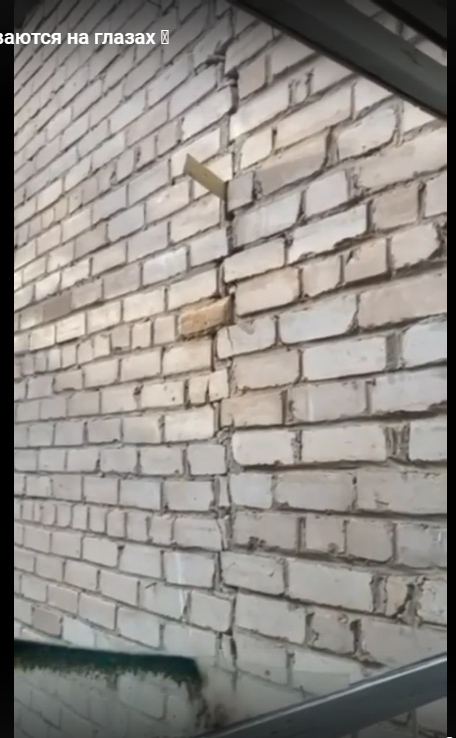 На этом фото торчит реечка. Её специально насквозь с обратной стороны, изнутри, просунул учитель из кабинета.. Впрочем не важно какого. И фамилии ни одной не напишу. Здесь законы работают в обратную сторону и может получиться, как в детской игре.