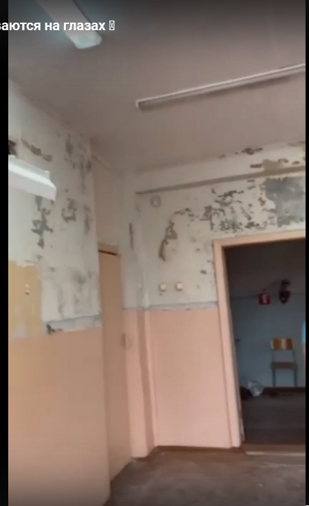 Последний этаж ежегодно страдал от протечек. Все вышеизложенные фото делали неравнодушые, пытавшиеся изменить ситуацию.