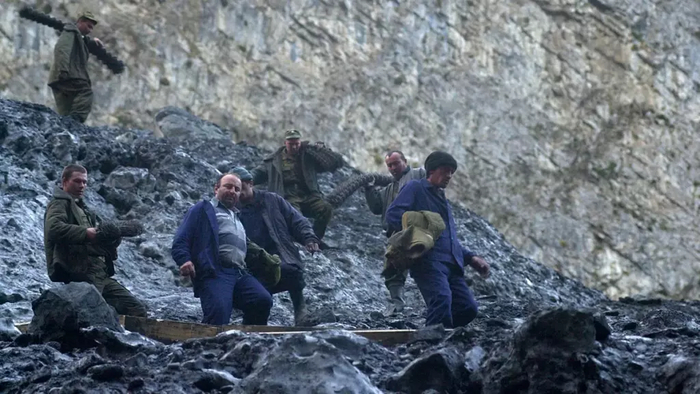 Работы на месте схода ледника Колка