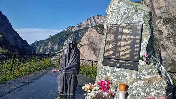 Памятник «Скорбящая мать» в Кармадонском ущелье