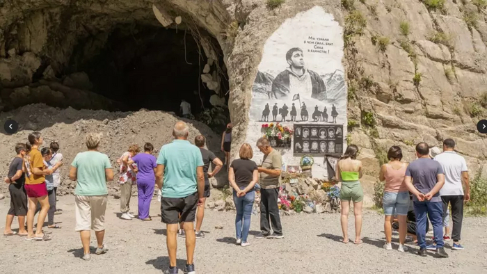 Мемориал около входа в Кармадонский тоннель