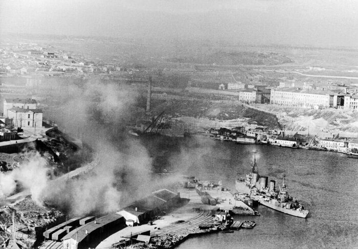 Севастопольская бухта, главная база советского Черноморского флота, осень 1941.