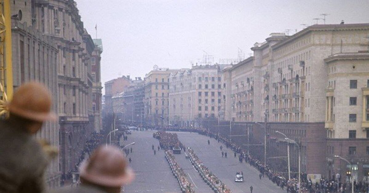 3 декабря 1966 г. у Кремлевской стены состоялось торжественное захоронение останков Неизвестного солдата