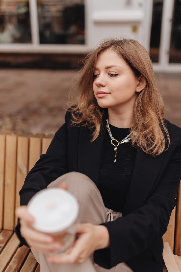 это вот я красилась сама, особо не укладывалась, чисто высушили волосы