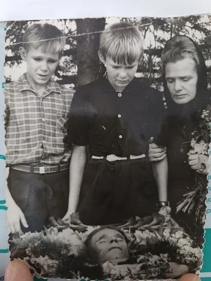 Photos of the funeral. The photo apparently shows a widow with children, in front of a coffin. Photo from a personal collection - My, Death, Coffin, Widow, Black and white photo