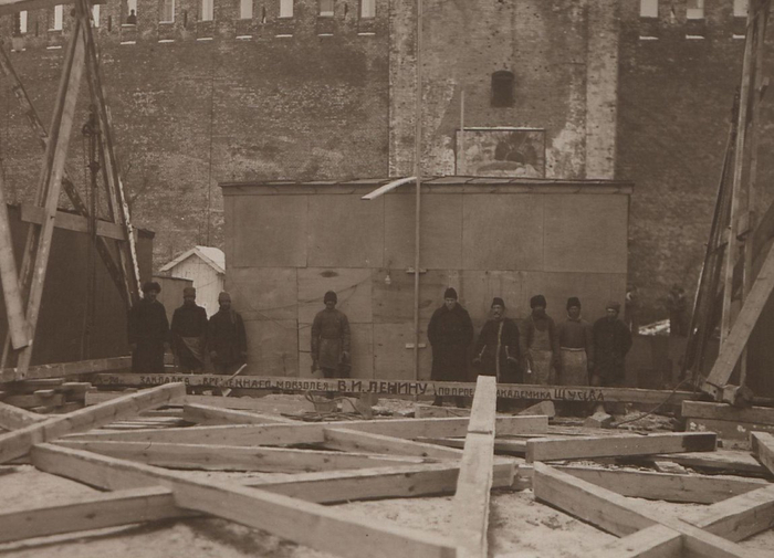Закладка временного мавзолея. Январь 1924 года. Источник: Государственный исторический музей