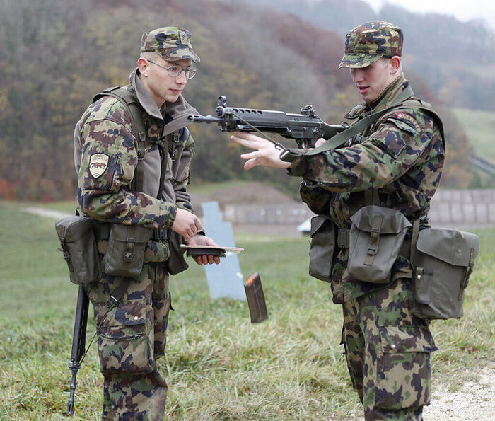 LMT MARS (Sturmgewehr 25) заменят эксплуатируемые в настоящее время в швейцарской армии винтовки Sturmgewehr 90/SIG 550 (на фото)