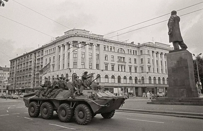 Рига. Бульвар Бривибас. Памятник Ленину и Рижский ОМОН