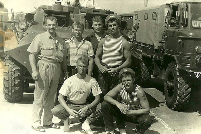 Чеслав Млынник (крайний слева) на базе рижского ОМОНа, август 1991 год. Из личного архива рижского ОМОНа